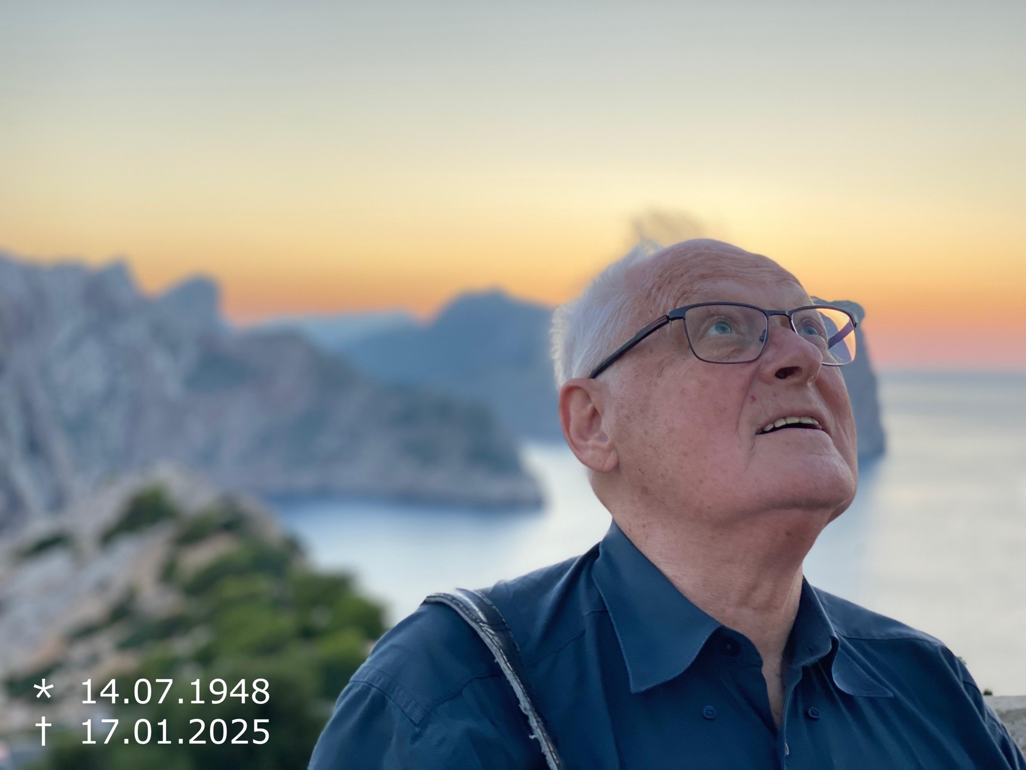Ein Bild, das Kleidung, Person, Menschliches Gesicht, draußen enthält.

KI-generierte Inhalte können fehlerhaft sein.